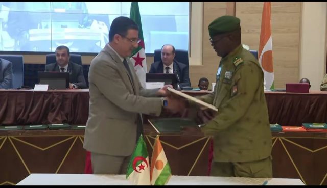 Algeria and Niger health ministers shaking hands during a bilateral meeting in Niamey