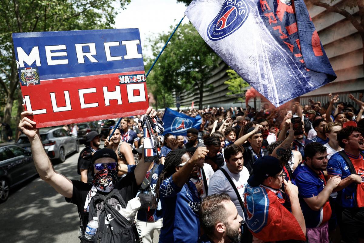 Electric atmosphere builds at parc des princes ahead of psg vs arsenal champions league final