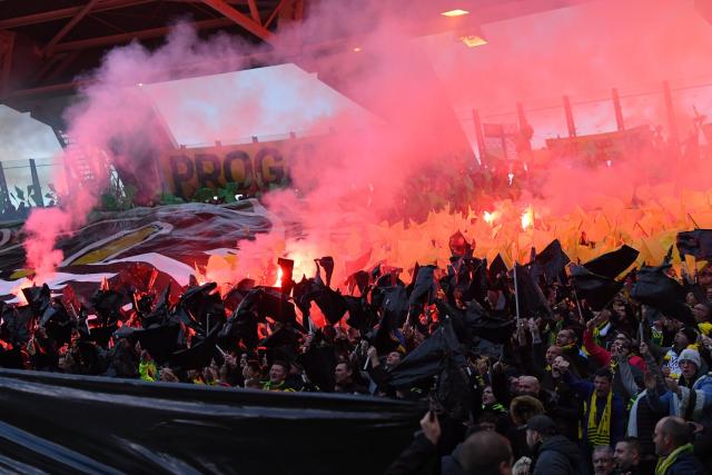 Le match Nantes-Toulouse interrompu à la Beaujoire après des jets de fumigène et un envahissement de terrain