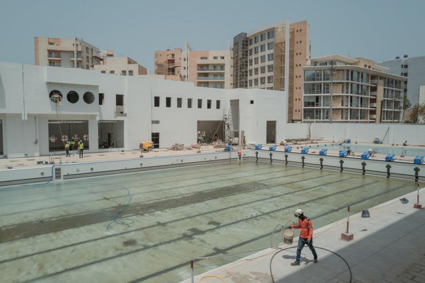 La nouvelle piscine olympique en construction. (S.&nbsp;Cherkaoui/L'Équipe)