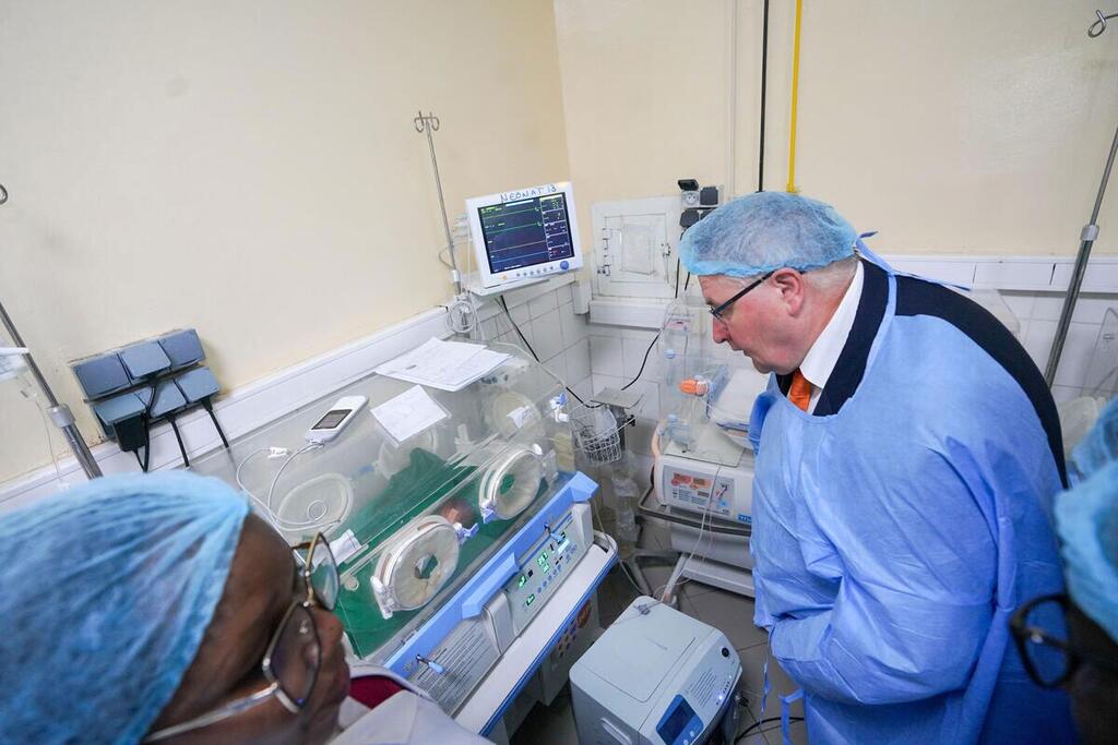UNFPA Deputy Executive Director Andrew Saberton examines an incubator in a maternity ward in Chad