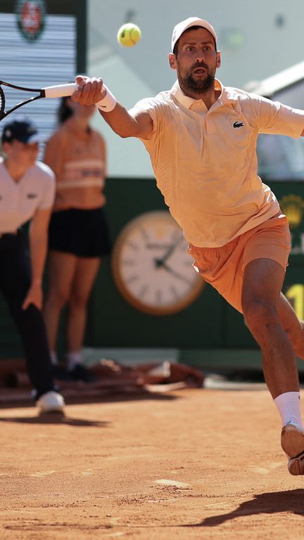 Le Serbe Novak Djokovic lors de son match du deuxième tour face au Français Valentin Royer, le 27 mai 2026, à Roland-Garros. (THOMAS SAMSON / AFP)