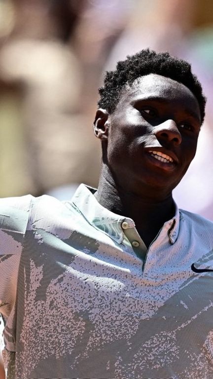 Le jeune Français Moise Kouame peut célébrer sa première victoire dans un tableau final d'un tournoi du Grand Chelem, aux dépens de Marin Cilic, le 26 mai 2026. (JULIEN DE ROSA / AFP)