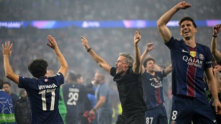 L'entraîneur du PSG Luis Enrique célèbre avec ses joueurs, après la victoire contre Arsenal en finale de la Ligue des champions, le 30 mai 2026 à Budapest. (INA FASSBENDER / AFP)