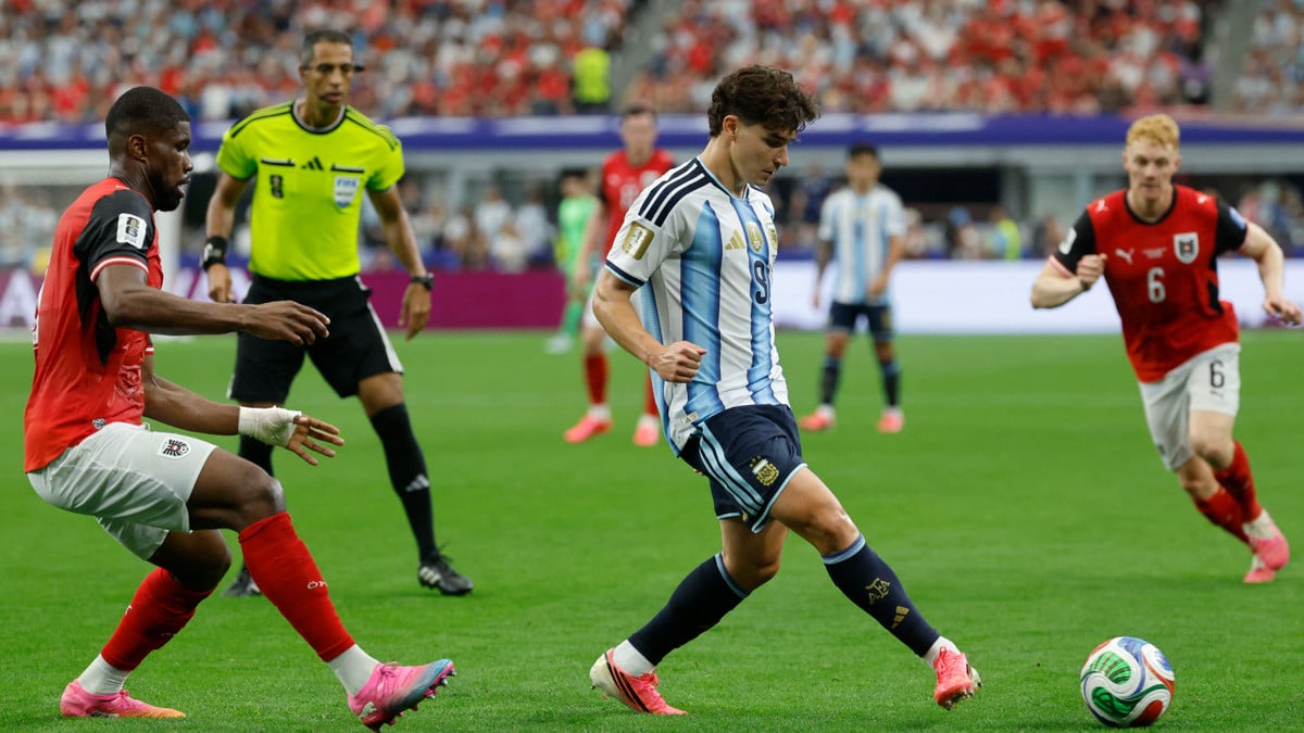 Pedri’s admiration for Julian Alvarez sparks Barcelona transfer talk amidst PSG interest