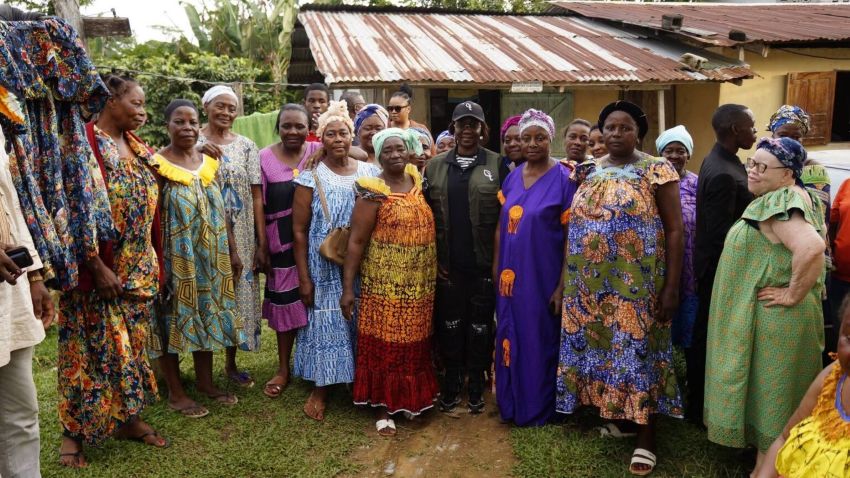 Minister Marcelle Ibinga with women artisans in Woleu-Ntem