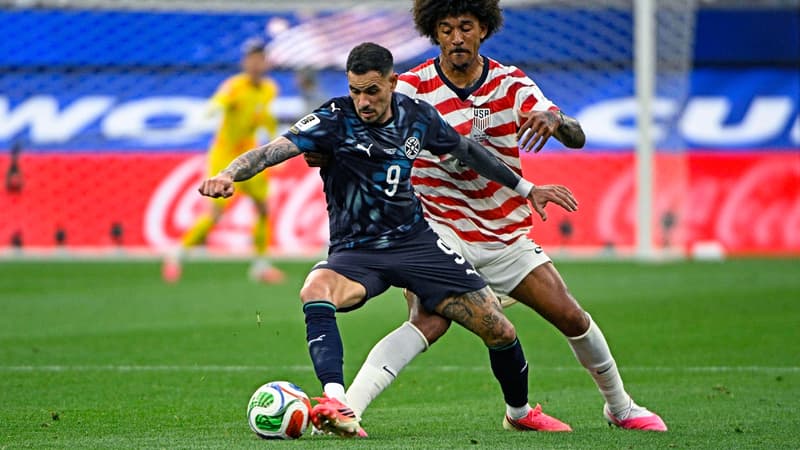 Antonio Sanabria facing Chris Richards during USA-Paraguay on June 13, 2026 in Los Angeles