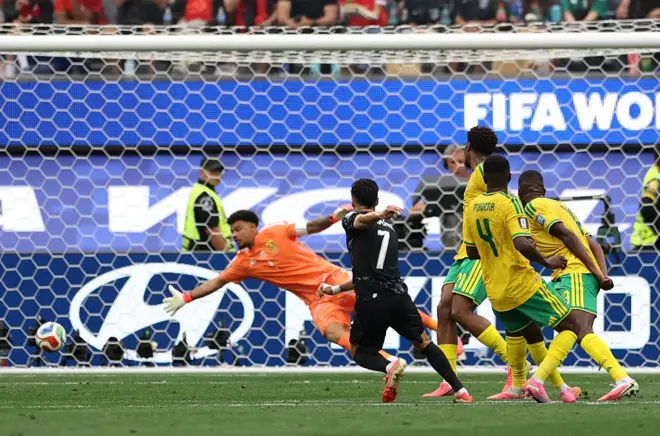 Stephen Eustaquio (n° 7, Canada) inscrit le premier but de son équipe face à Ronwen Williams (n° 1, Afrique du Sud) lors du match des seizièmes de finale de la Coupe du Monde de la FIFA 2026 opposant l'Afrique du Sud au Canada au Los Angeles Stadium, le 28 juin 2026 à Inglewood, en Californie.