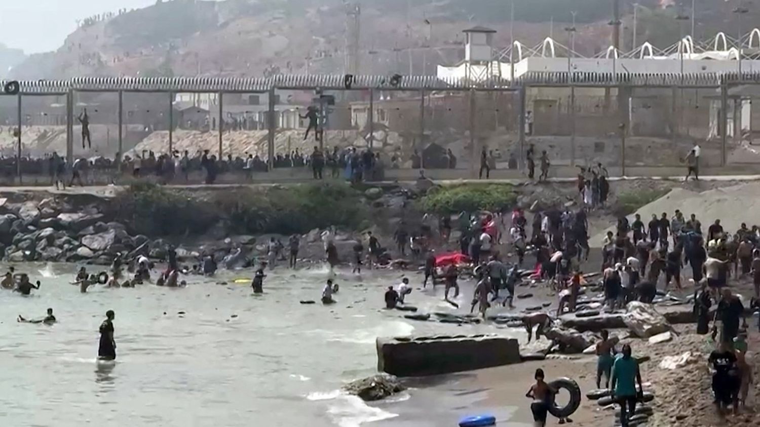 Derrière l’afflux de migrants à Ceuta, l’Espagne soupçonne une tentative de pression politique de la part du Maroc