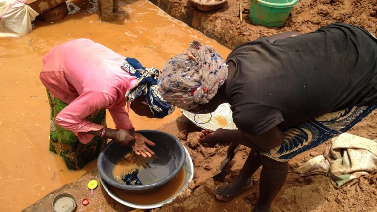 Cameroon’s phantom gold: billions slip past state control
