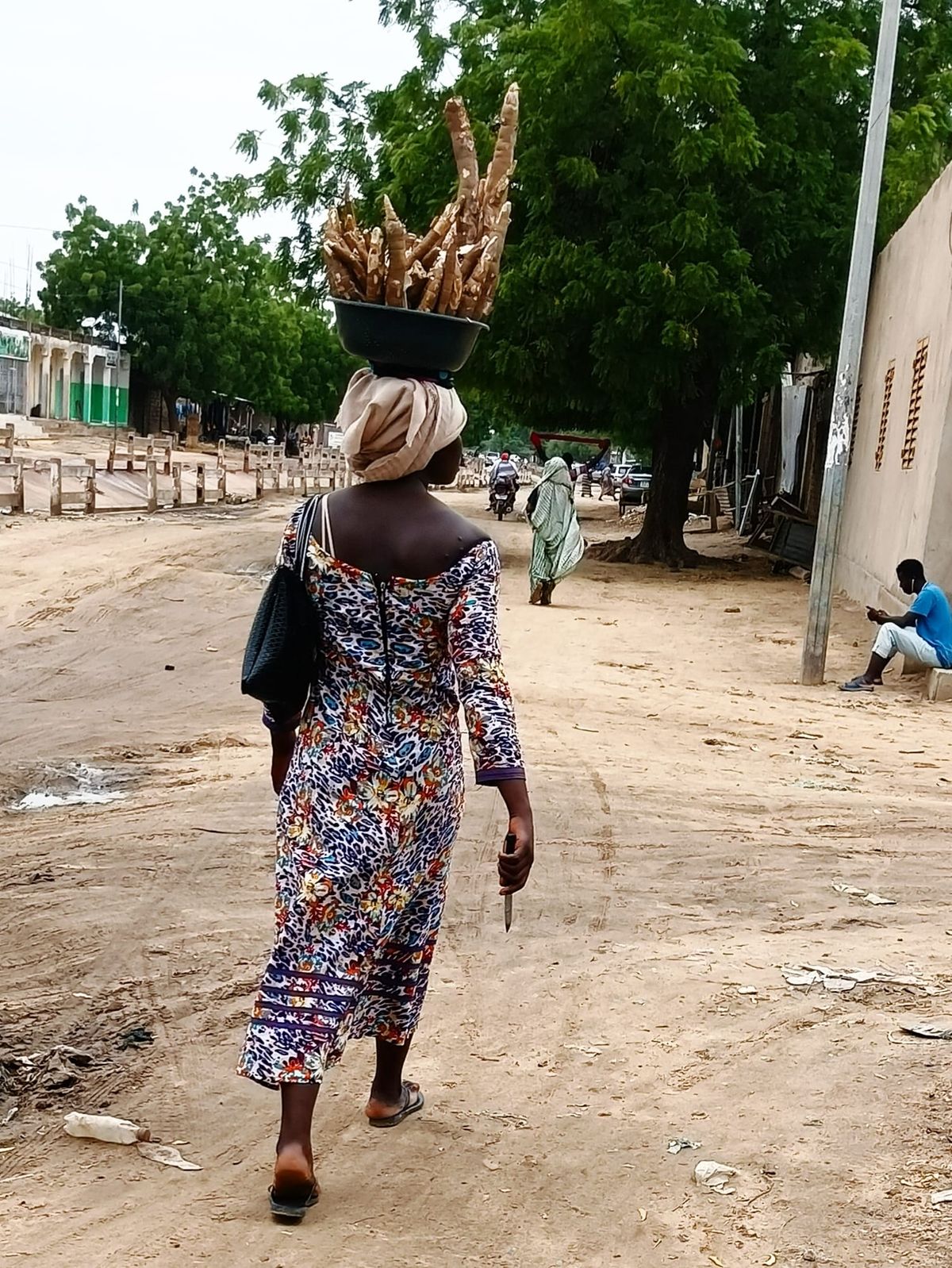 Young entrepreneur in N’Djamena turns school break into cash with cassava sales