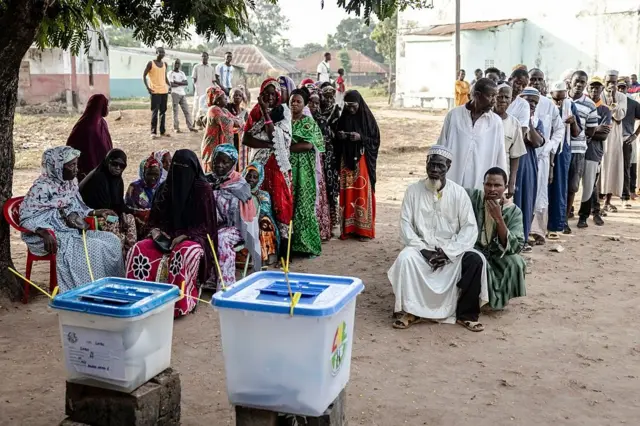 Le processus électoral en Guinée-Bissau a été interrompu par un groupe de militaires qui a renversé le président sortant candidat à sa propre réélection au moment du décomptage des votes.