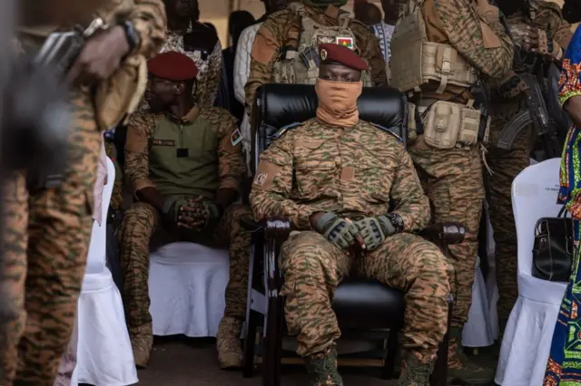 Le capitaine Ibrahim Traoré qui a dissous les partis politiques a déclaré que ''La démocratie, c'est pas pour nous''.
