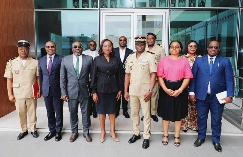 Gabonese officials discussing tax and customs modernization