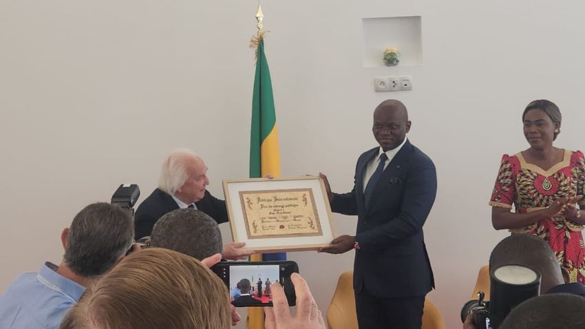 Award ceremony honoring political courage in governance
